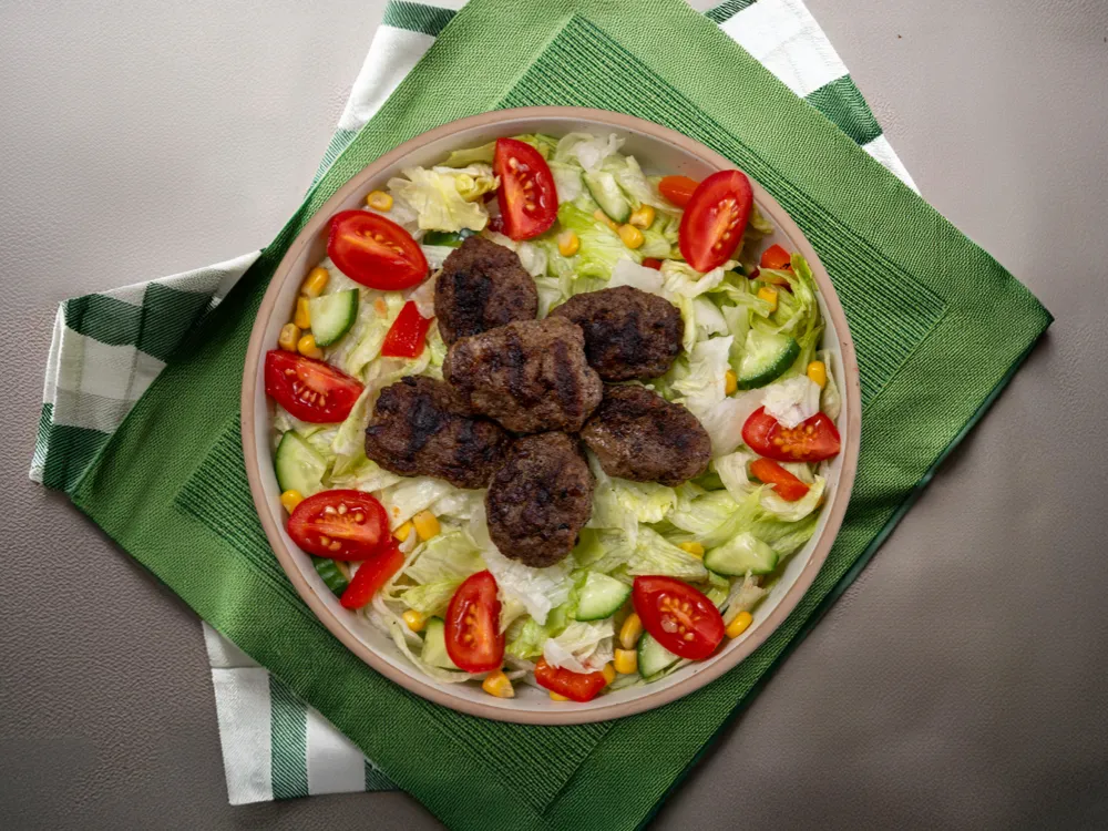 Köfteli Salata