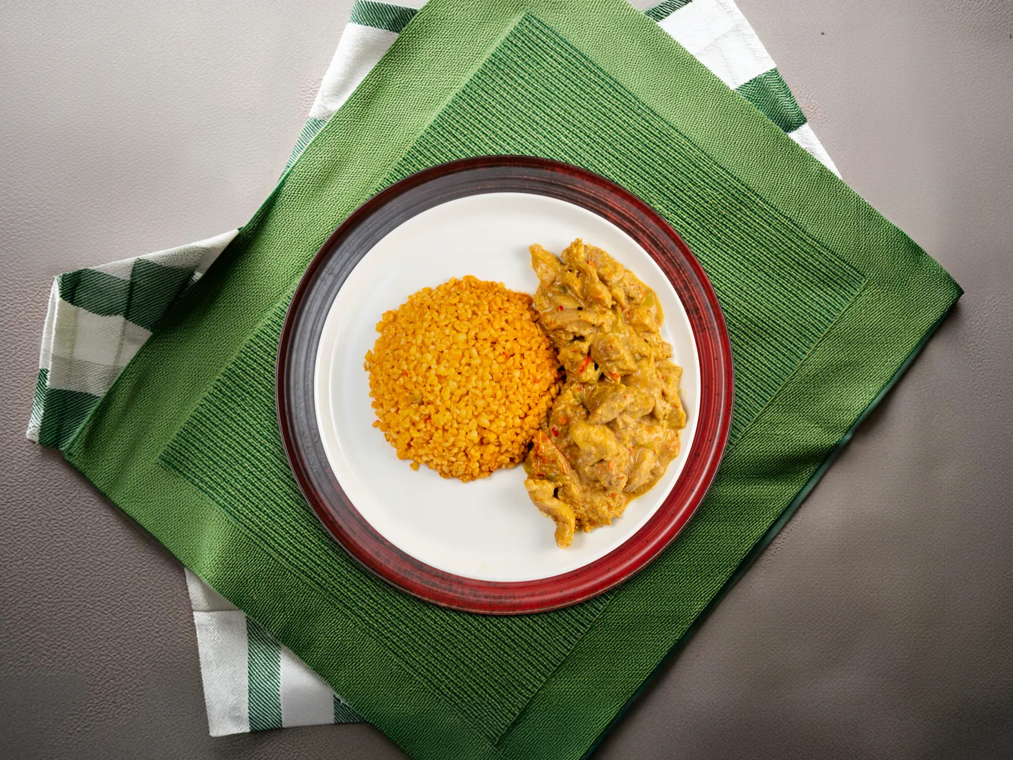 Köri Soslu Tavuk & Bulgur Pilavı